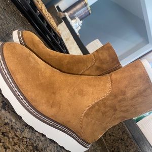 Size 7 Universal threads woman boots